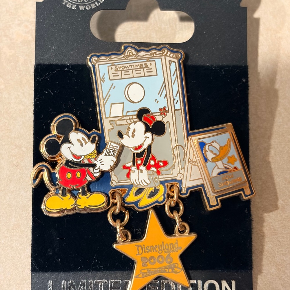 Disney DLR 2006 Artist Choice pin Mickey & Minnie Dangle LE 1000 NOC